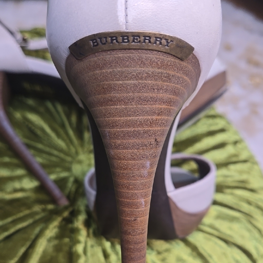 Burberry Women's Heels Size 38 1/2. Size 7.5 US. NEW!  Luxury. Designer. - Picture 4 of 14
